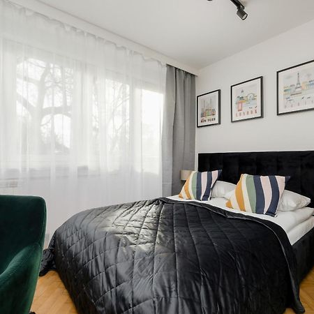 Modern Black & Wooden Apartment Warsaw Near The Airport By Noclegi Renters Varsóvia Exterior foto