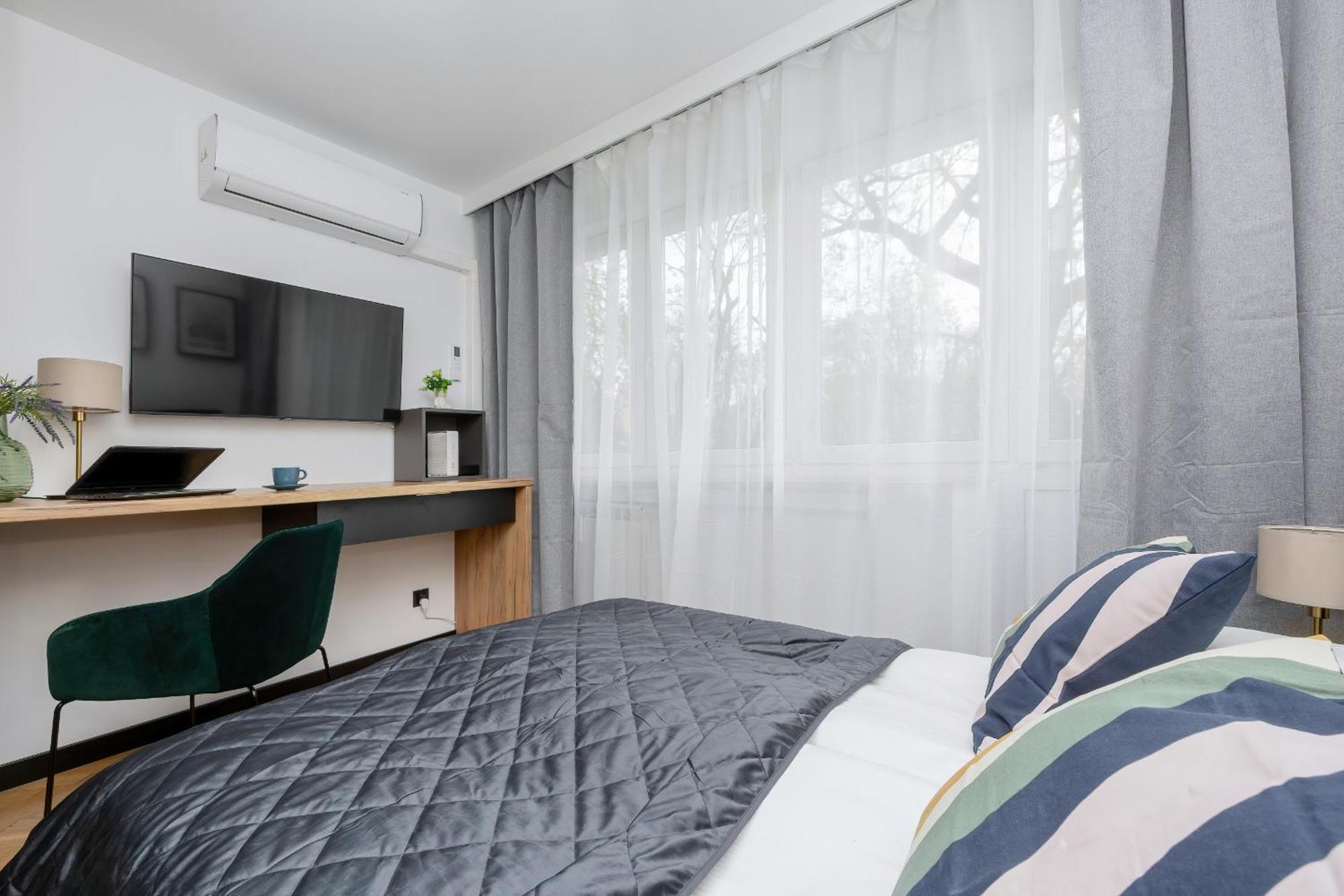 Modern Black & Wooden Apartment Warsaw Near The Airport By Noclegi Renters Varsóvia Exterior foto