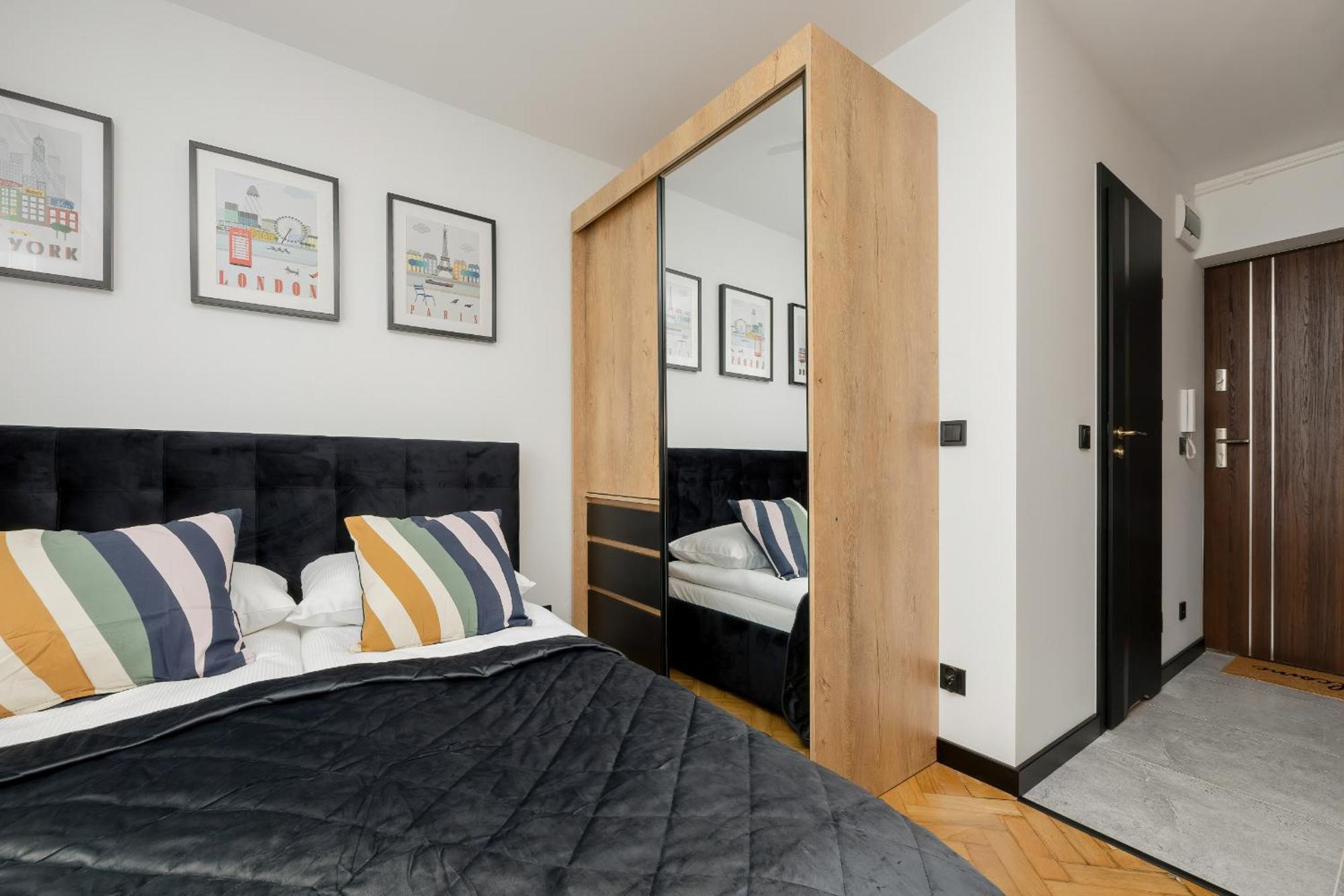 Modern Black & Wooden Apartment Warsaw Near The Airport By Noclegi Renters Varsóvia Exterior foto