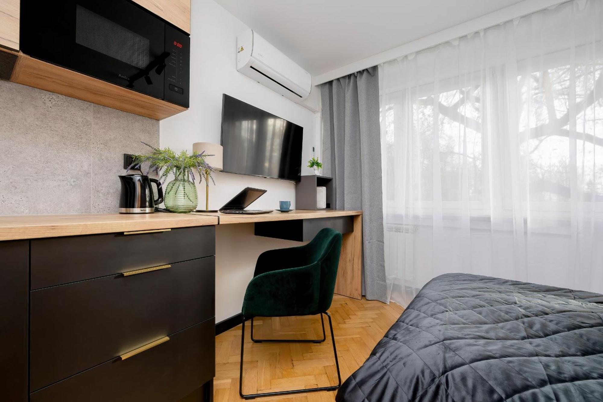 Modern Black & Wooden Apartment Warsaw Near The Airport By Noclegi Renters Varsóvia Exterior foto