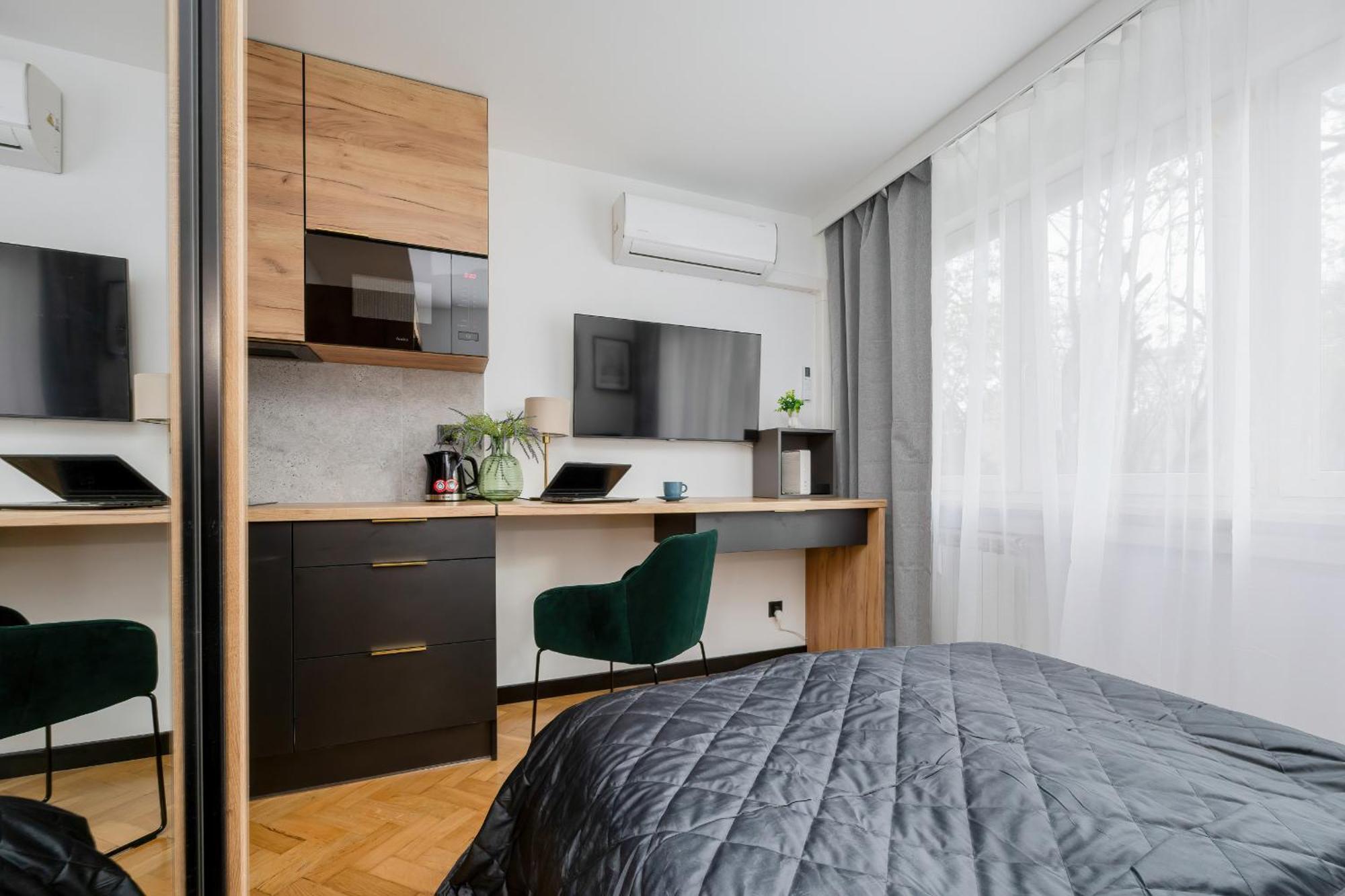 Modern Black & Wooden Apartment Warsaw Near The Airport By Noclegi Renters Varsóvia Exterior foto